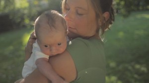 Mutter mit Baby auf der Schulter