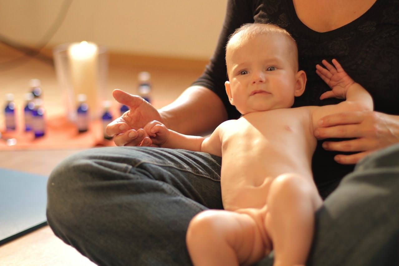 Vorsicht: ungeeignete Aromaöle bei der Babymassage