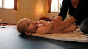 Baby bei der Babymassage